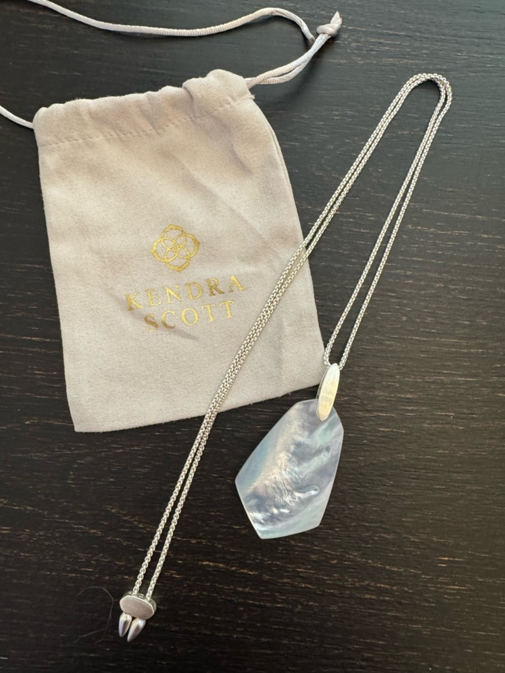 Kendra Scott Maeve Iridescent White Mother-of-Pearl Pendant Necklace - Silver